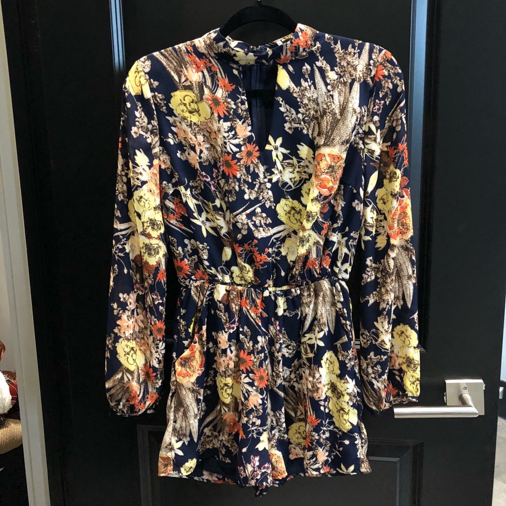 Urban Outfitters -Lucca- floral romper